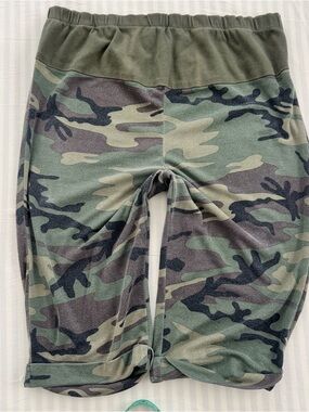 Y2k Camo green capris Size XL